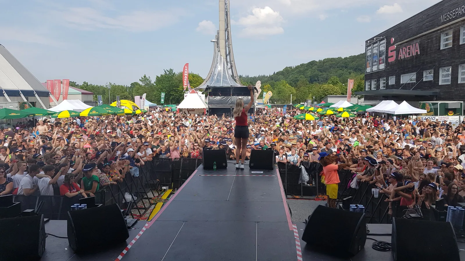 Open-Air-Bühne vor großem Publikum